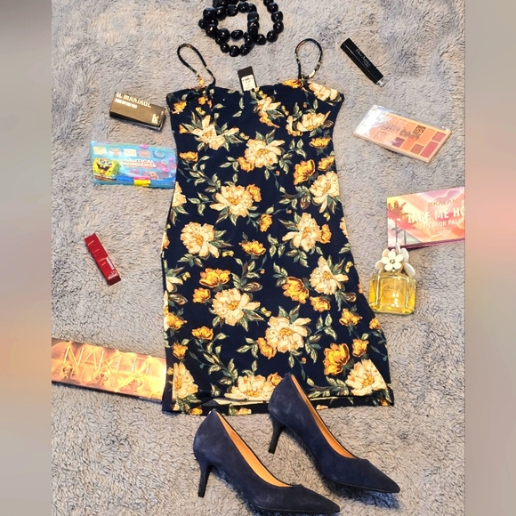 Beautiful floral dress make you look Gorgeous ❤️ Size M Medium New with tag. - Picture 6 of 6